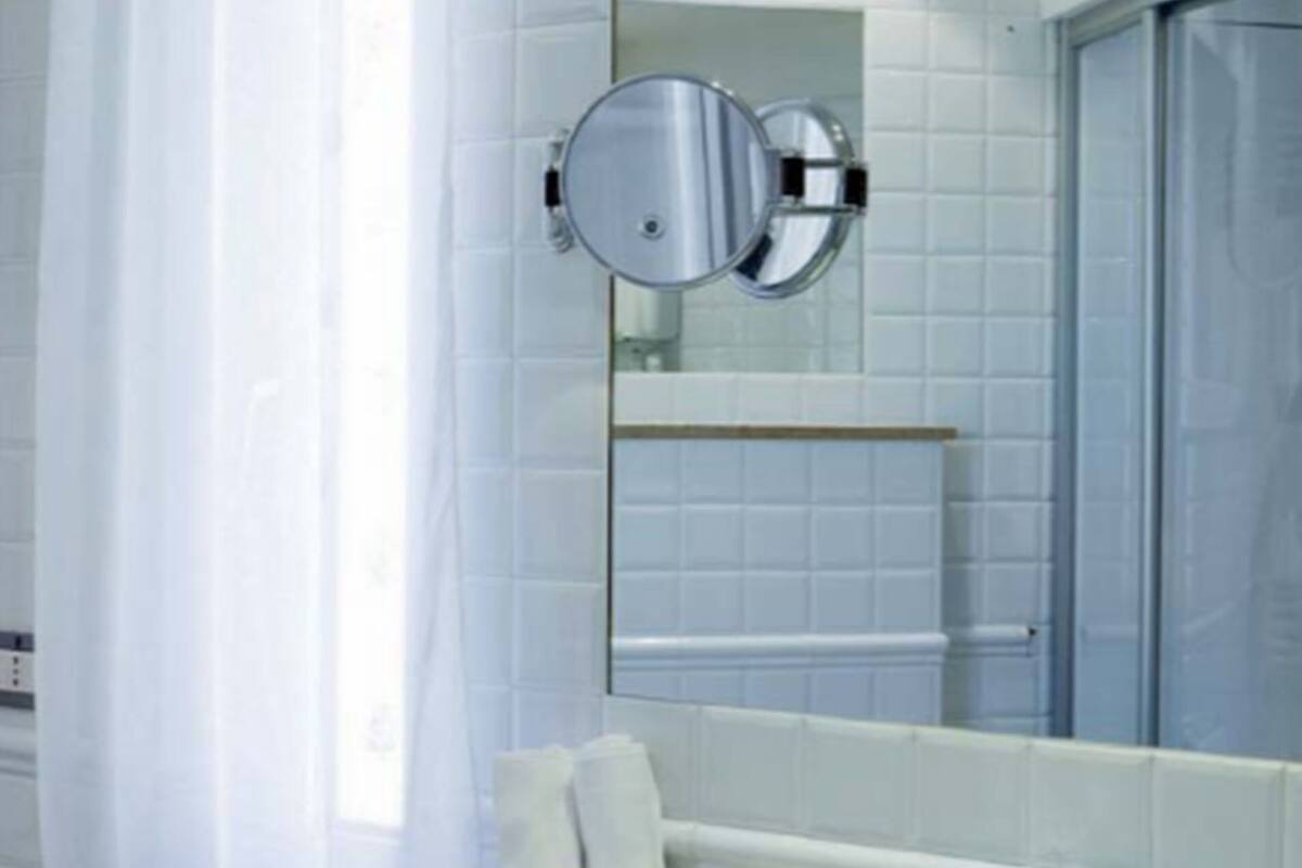 shower, hydromassage showerhead, free toiletries, hair dryer