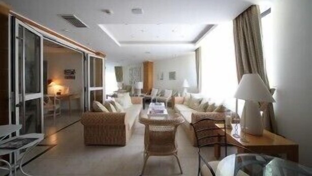 A modern living room with a sofa set, a coffee table, and a dining area. - Hotel Sirolo (Sirolo)