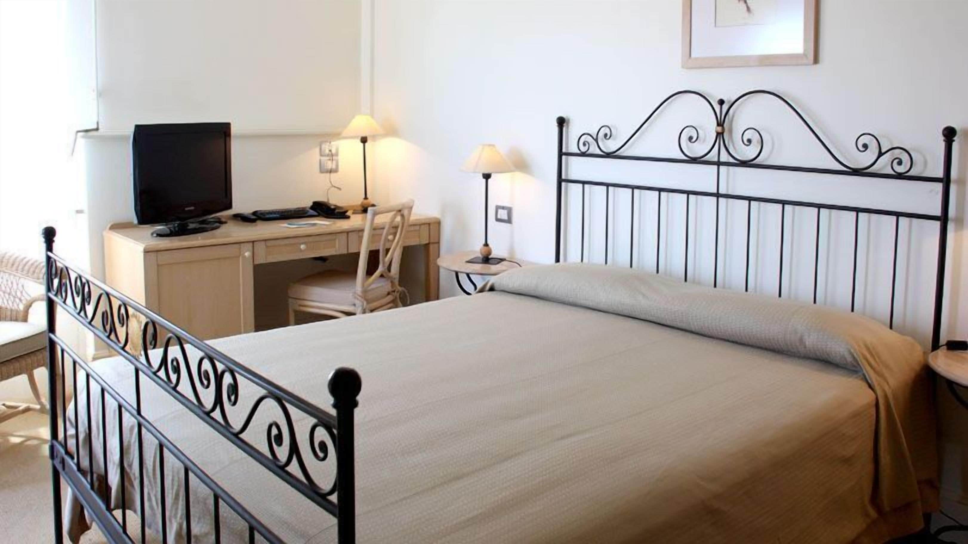 standard double room | 1 bedroom, minibar, in-room safe, desk