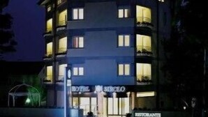 A multi-story hotel with a central entrance, balconies on each floor, and a sign indicating a restaurant. - Hotel Sirolo (Sirolo)