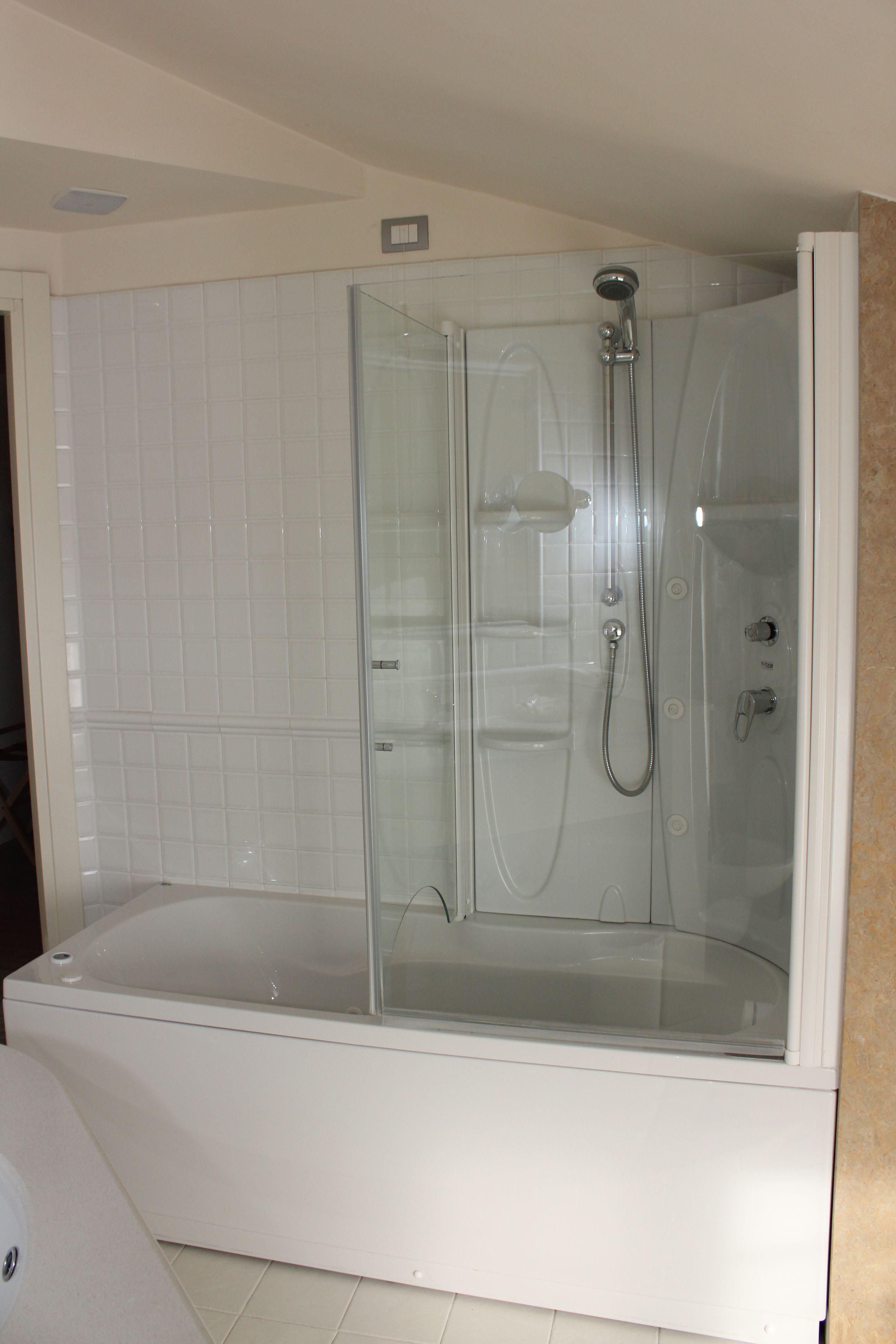 junior suite | bathroom | shower, hydromassage showerhead, free toiletries, hair dryer