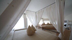 A bedroom with a large bed, a smaller bed, and a desk with a computer. - Hotel Sirolo (Sirolo)