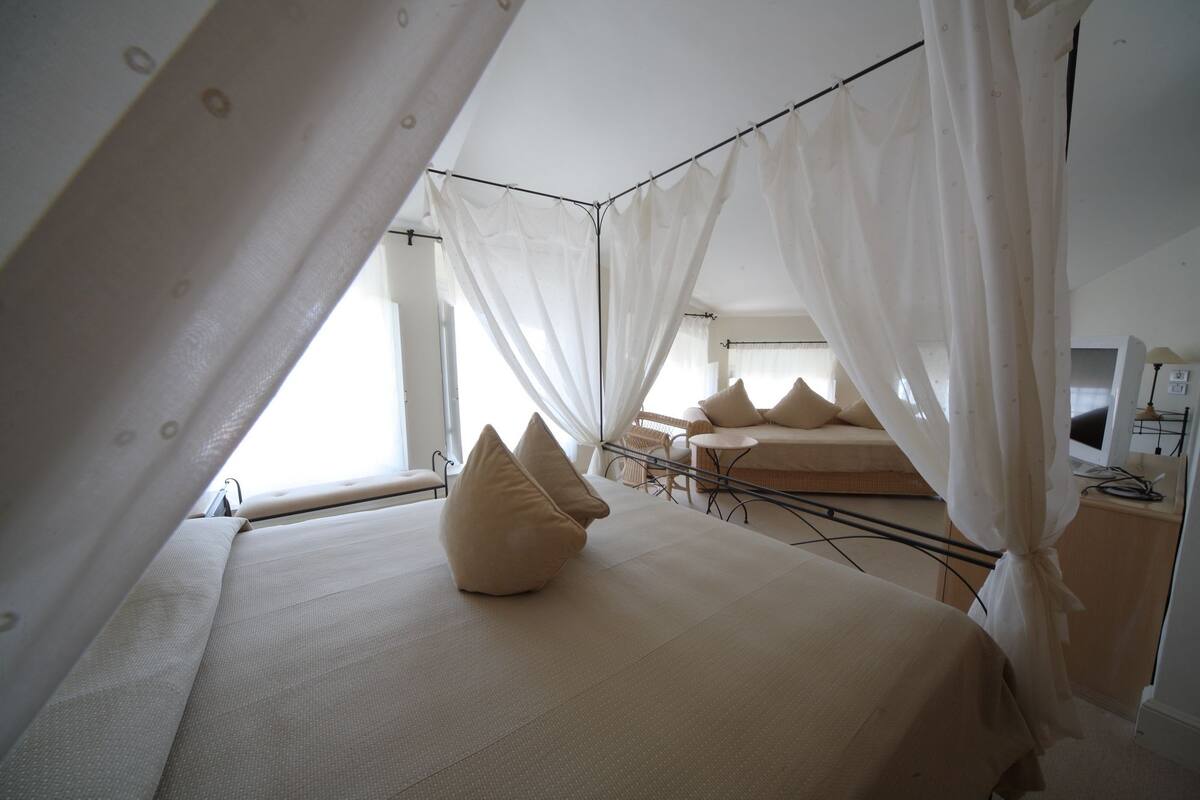 junior suite | 1 bedroom, minibar, in-room safe, desk