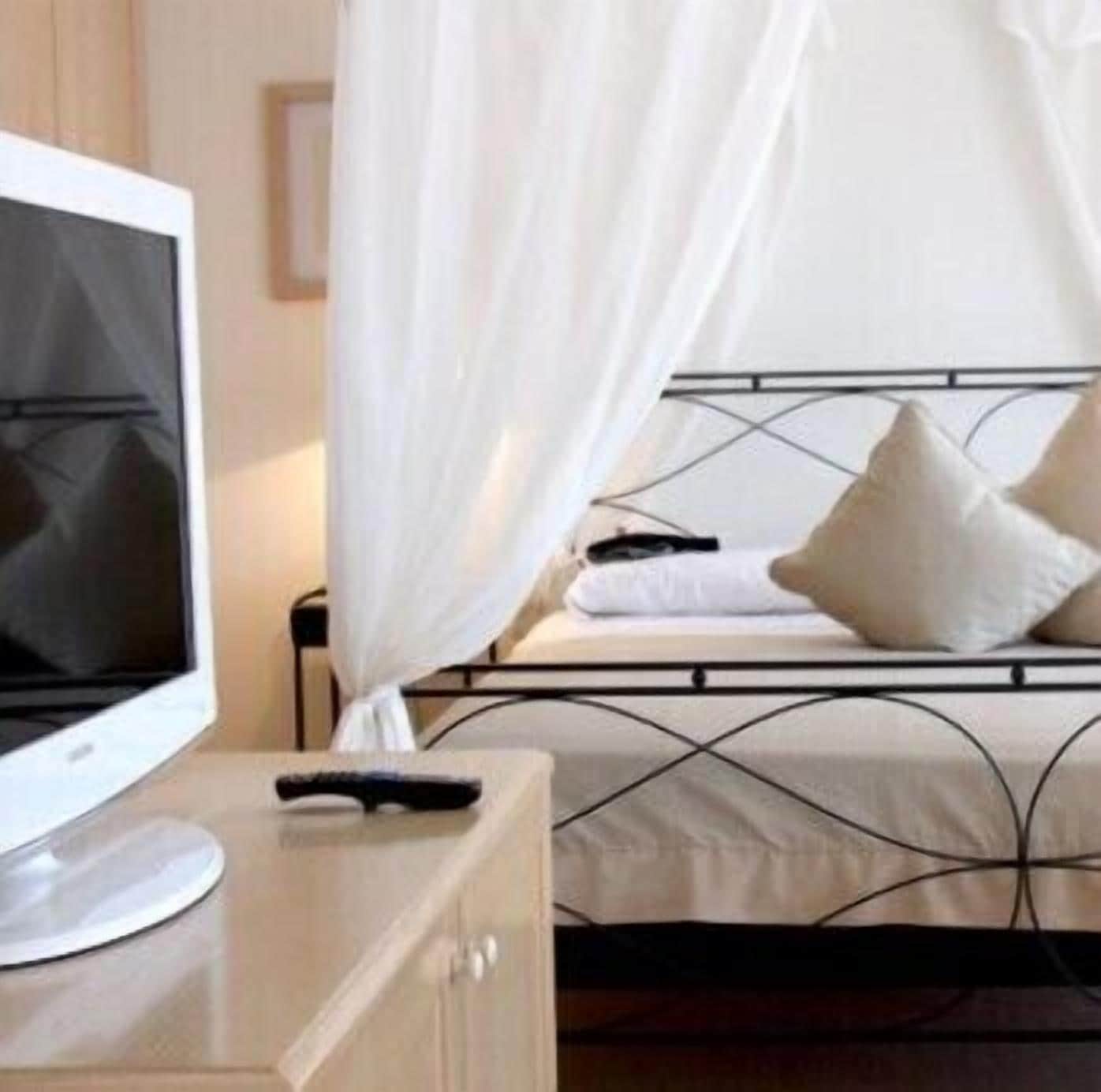 junior suite | 1 bedroom, minibar, in-room safe, desk