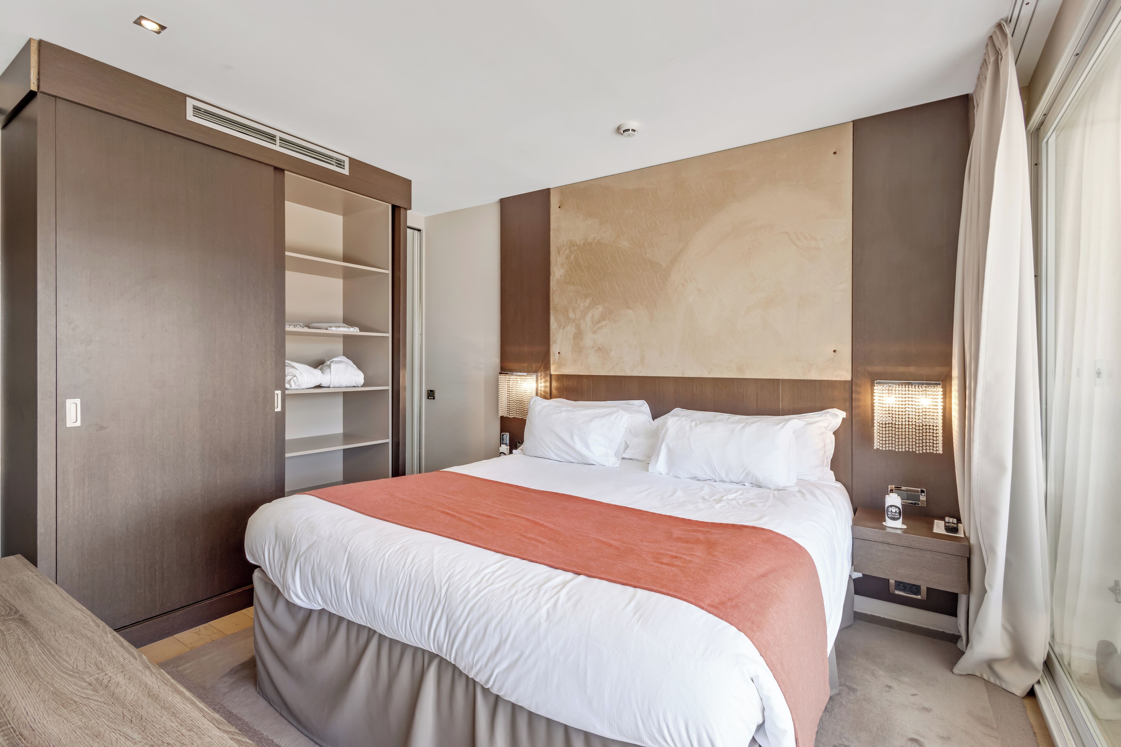 1 slaapkamer, luxe beddengoed, een kluis op de kamer, een bureau