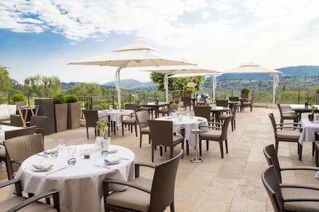 Breakfast and lunch served, Modern European cuisine. Hôtel Royal Mougins