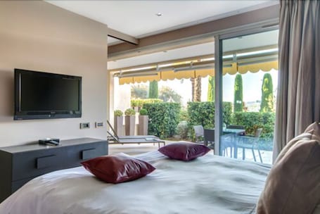 1 bedroom, premium bedding, in-room safe, desk. Hôtel Royal Mougins