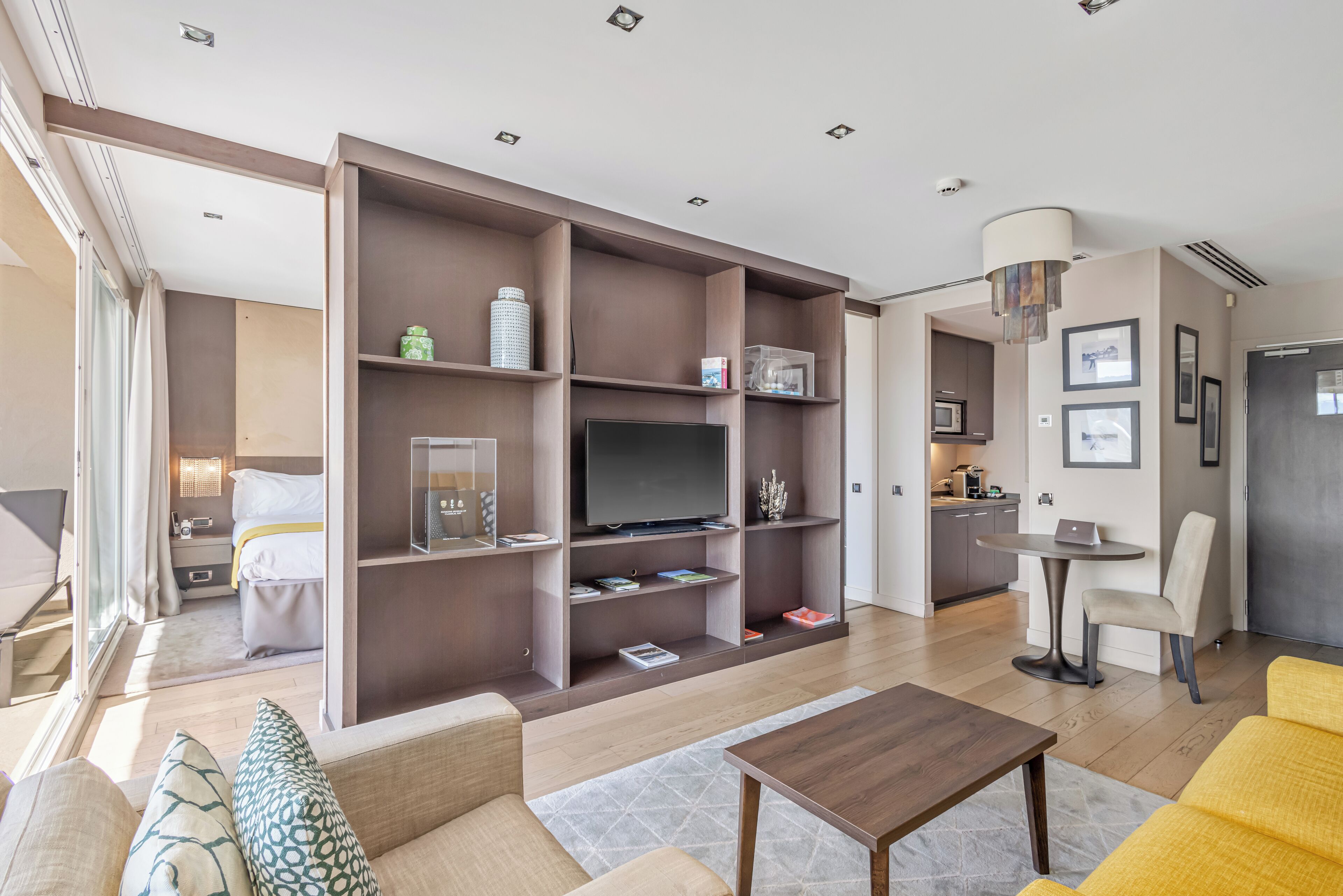 flat-screen tv, dvd player