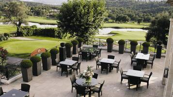 Breakfast and lunch served, Modern European cuisine