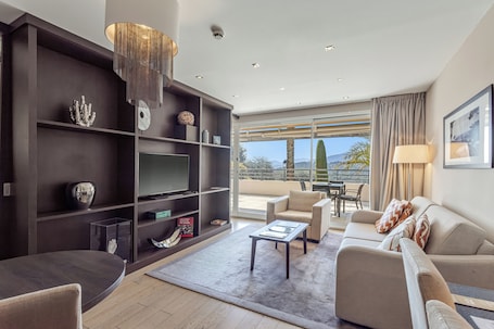 Flat-screen TV, DVD player. Hôtel Royal Mougins