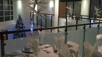 Lunch and dinner served, British cuisine