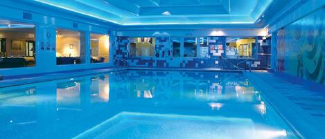 Piscina interna, espreguiçadeiras