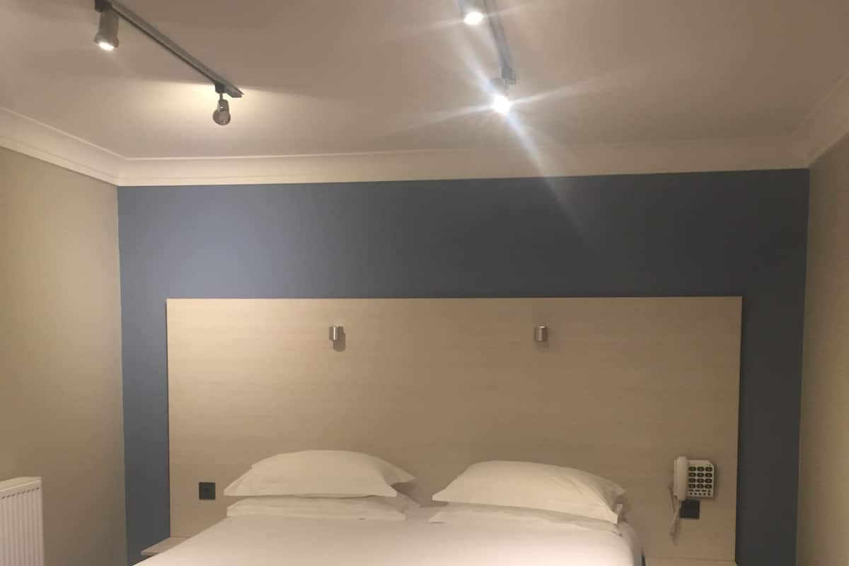 Tabla de planchar con plancha, acceso a internet y ropa de cama
