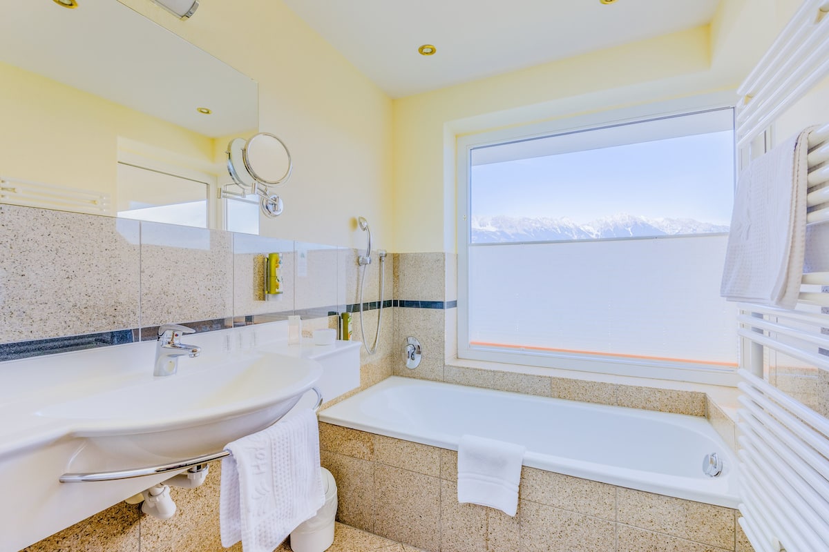 suite, balcony (edelweiss) | bathroom | combined shower/bathtub, hair dryer, bathrobes, towels