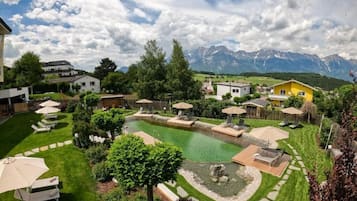 Een binnenzwembad, ligstoelen bij het zwembad