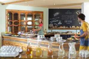 Free daily buffet breakfast - Hotel Seppl (Mutters)
