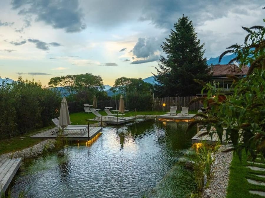 Een binnenzwembad, ligstoelen bij het zwembad