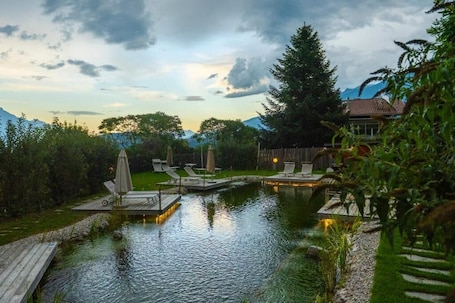 Innenpool, Liegestühle. Hotel Seppl