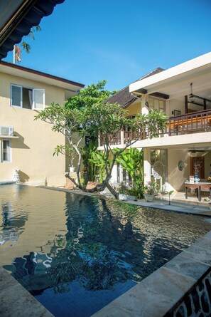 Una piscina al aire libre