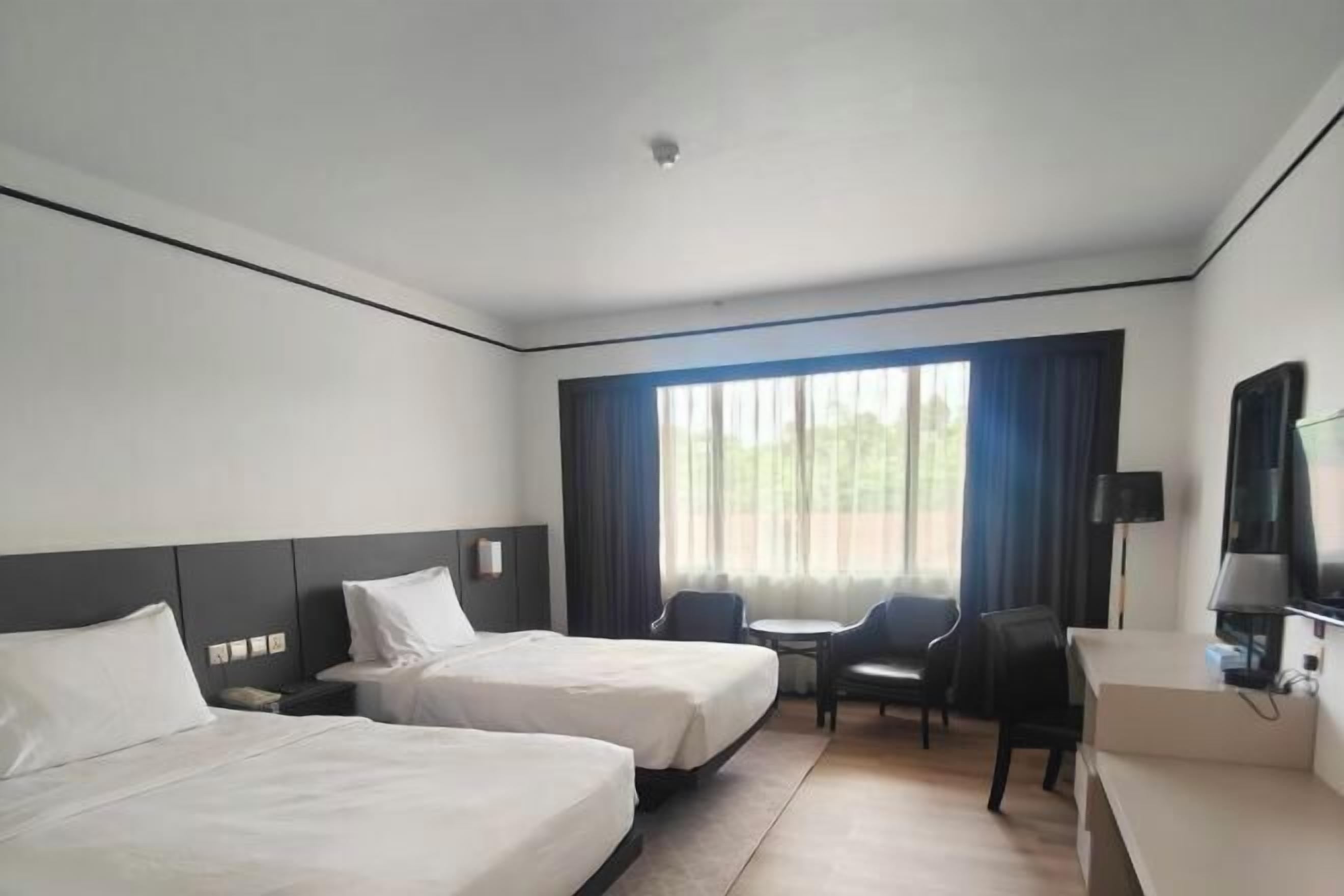 Minibar, caja fuerte, escritorio y cortinas opacas