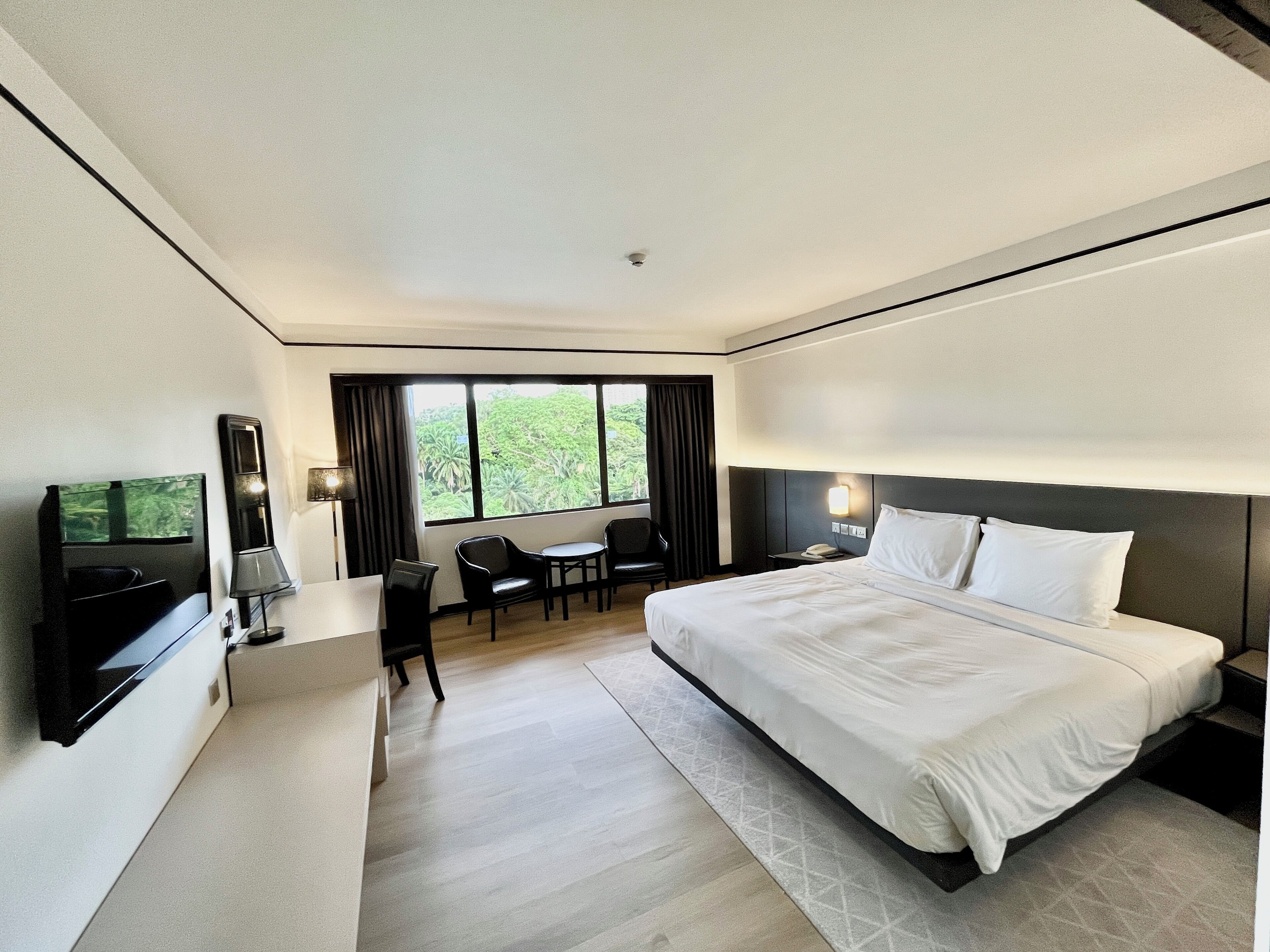 Minibar, coffres-forts dans les chambres, bureau, rideaux occultants