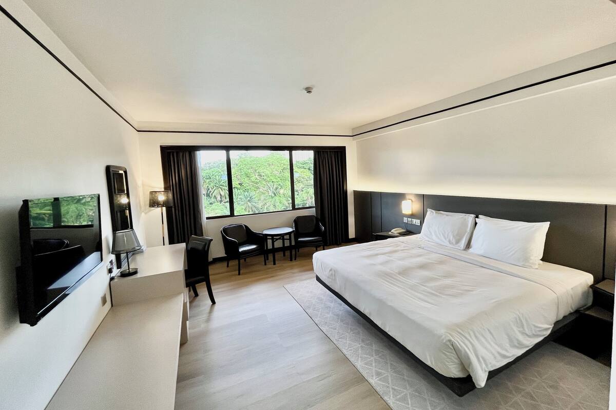 Superior Room (King) | Bar mini, peti besi dalam bilik, meja, langsir/tirai gelap terus 