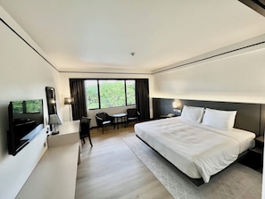 Minibar, caja de seguridad en la habitación y escritorio