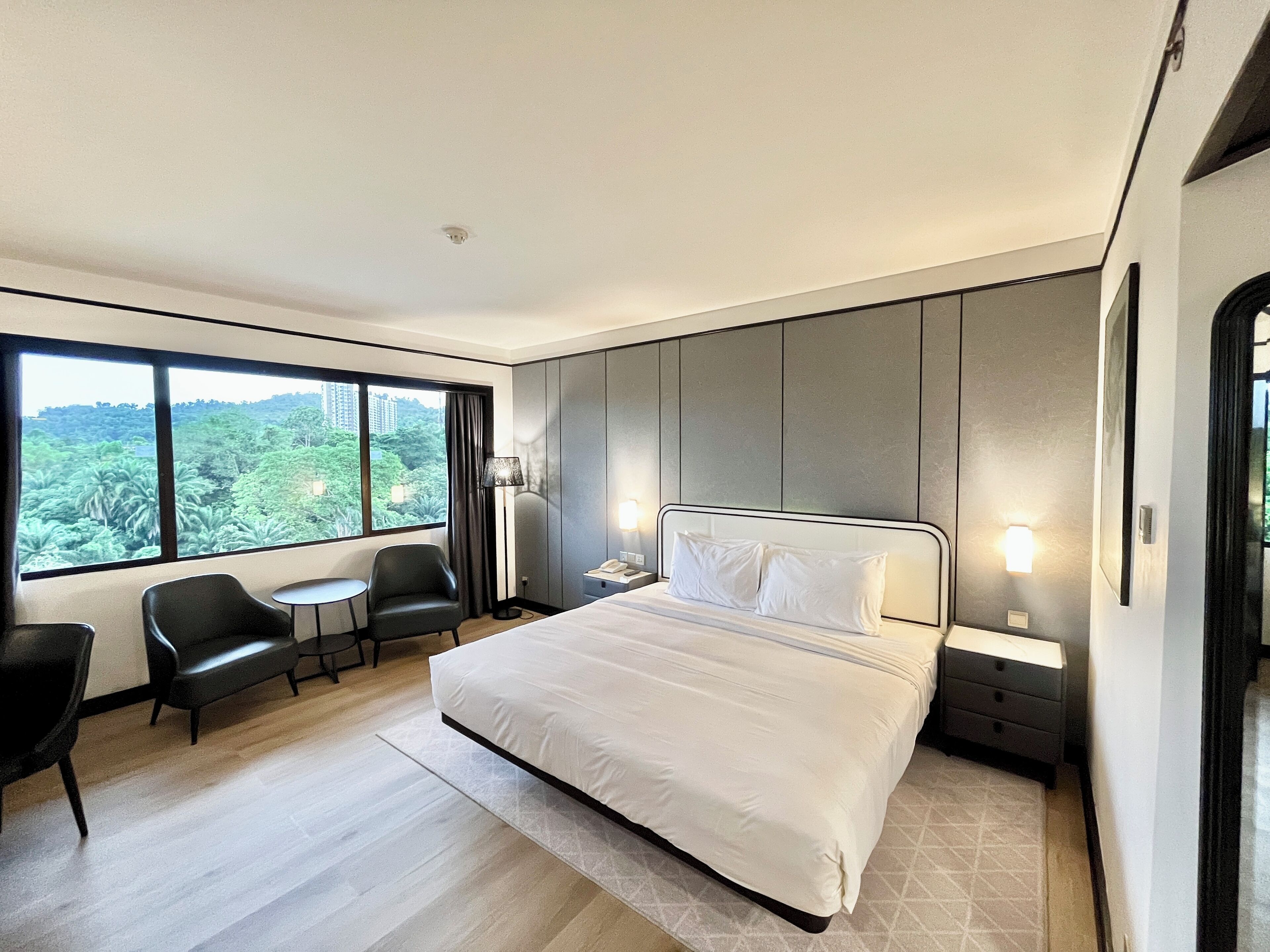 Deluxe King Room | Minibar, in-room safe, desk, blackout drapes