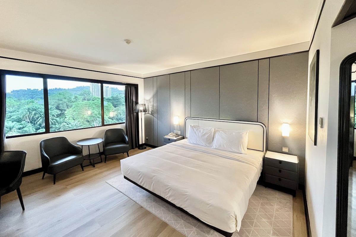 Deluxe Room (King) | Bar mini, peti besi dalam bilik, meja, langsir/tirai gelap terus 
