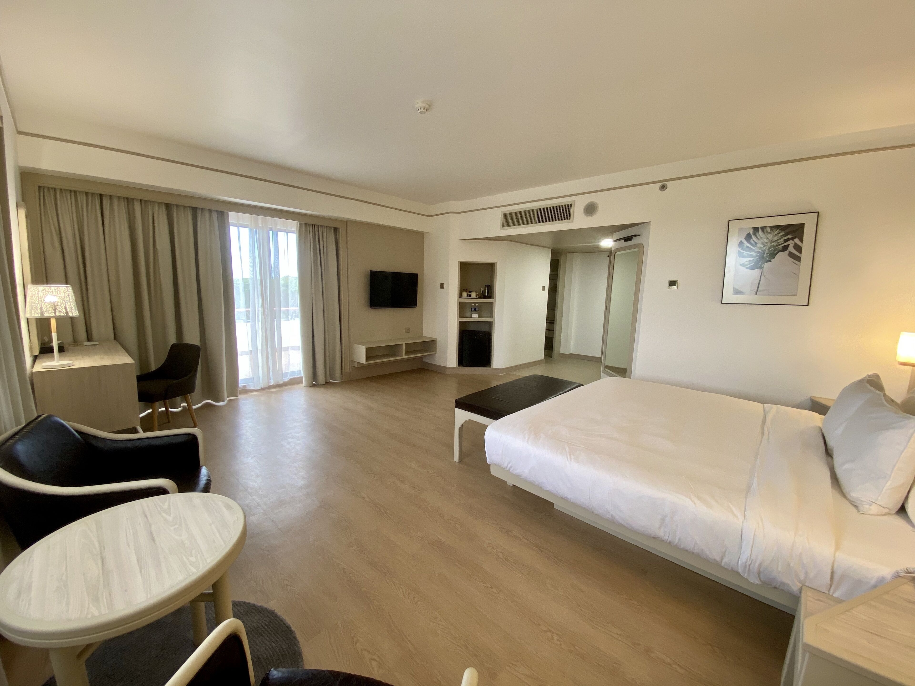 junior suite | 1 bedroom, minibar, in-room safe, desk