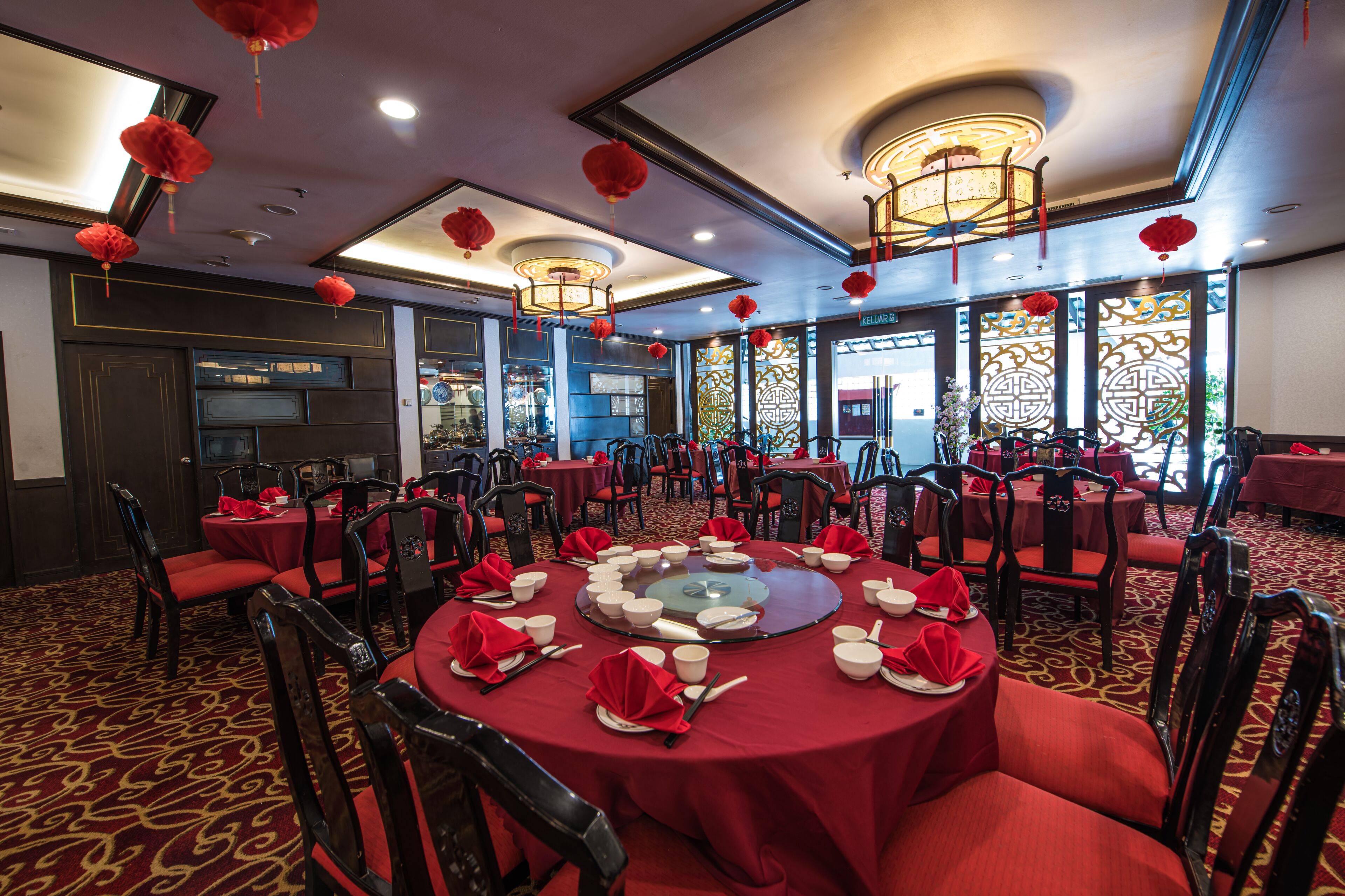 3 restaurants, breakfast served