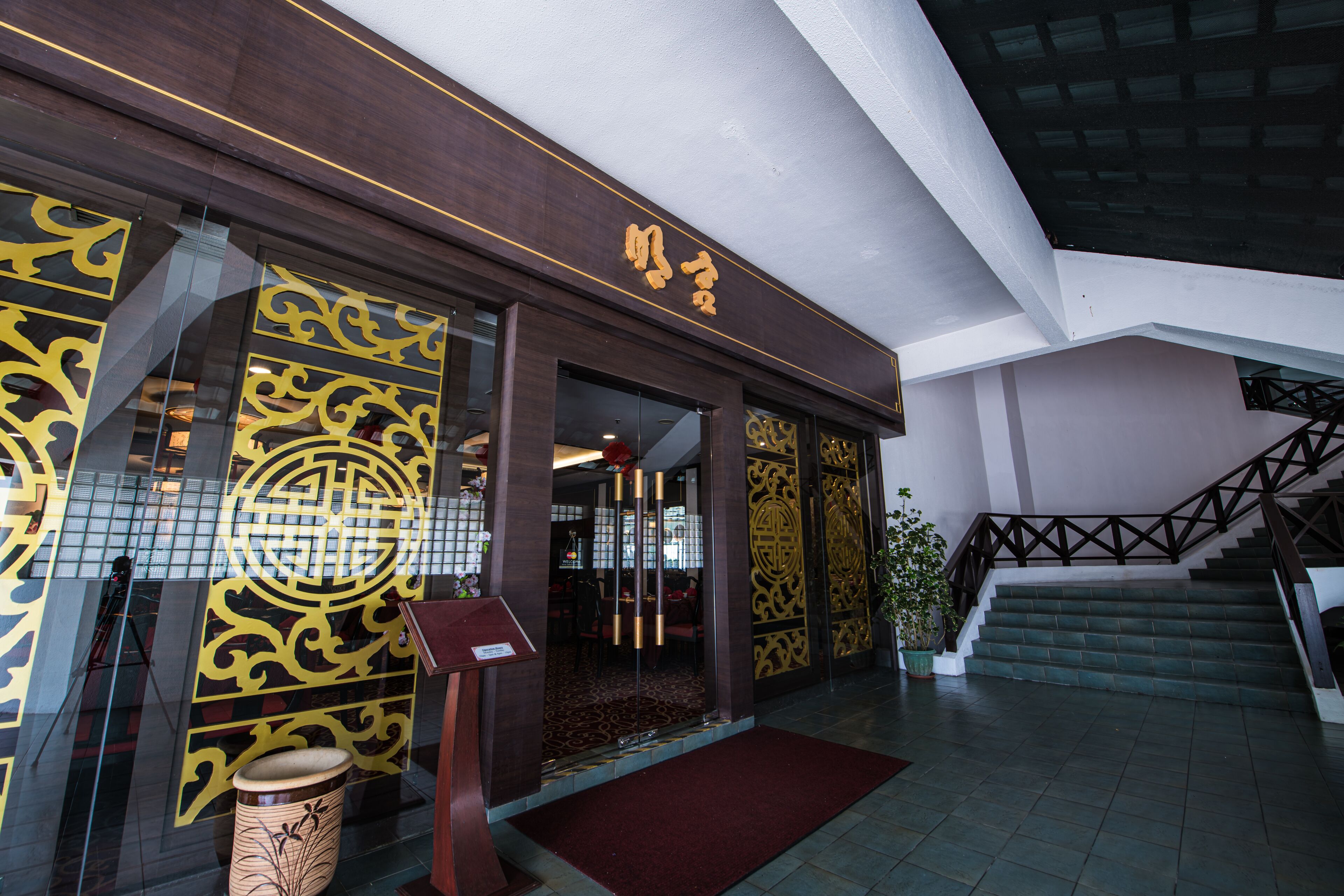 3 restaurants, breakfast served