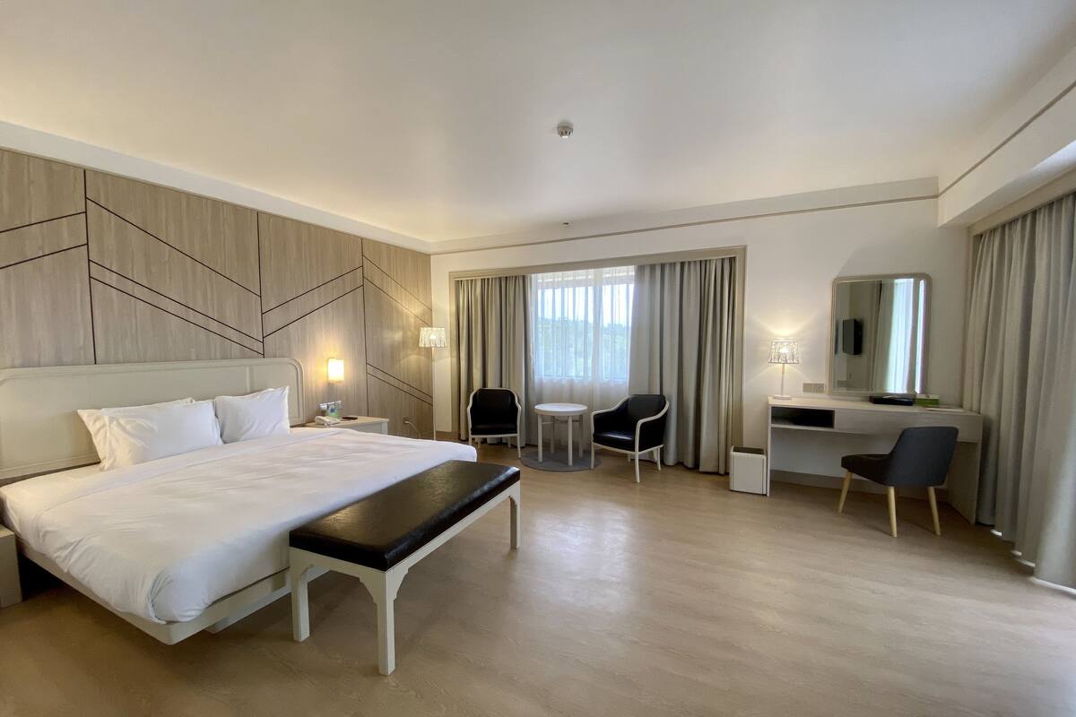 Junior Suite | Bar mini, peti besi dalam bilik, meja, langsir/tirai gelap terus 