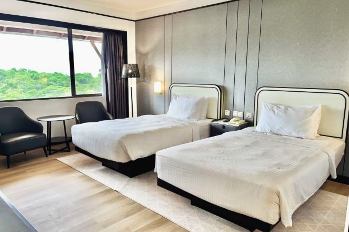 Een minibar, een kluis op de kamer, een bureau, verduisterende gordijnen