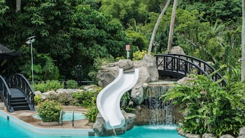 Hồ bơi ngoài trời, ghế dài tắm nắng