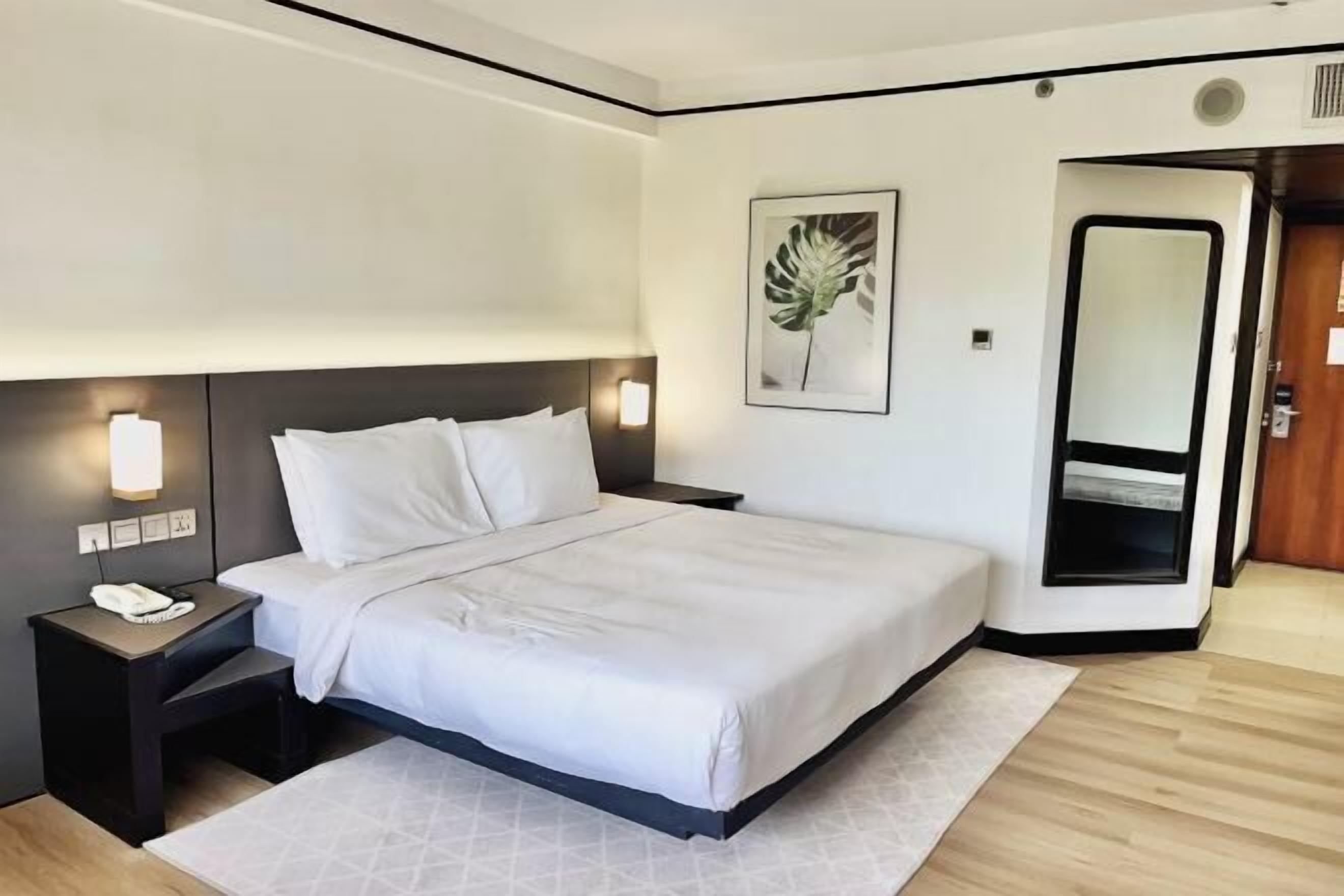 Minibar, caja fuerte, escritorio y cortinas opacas