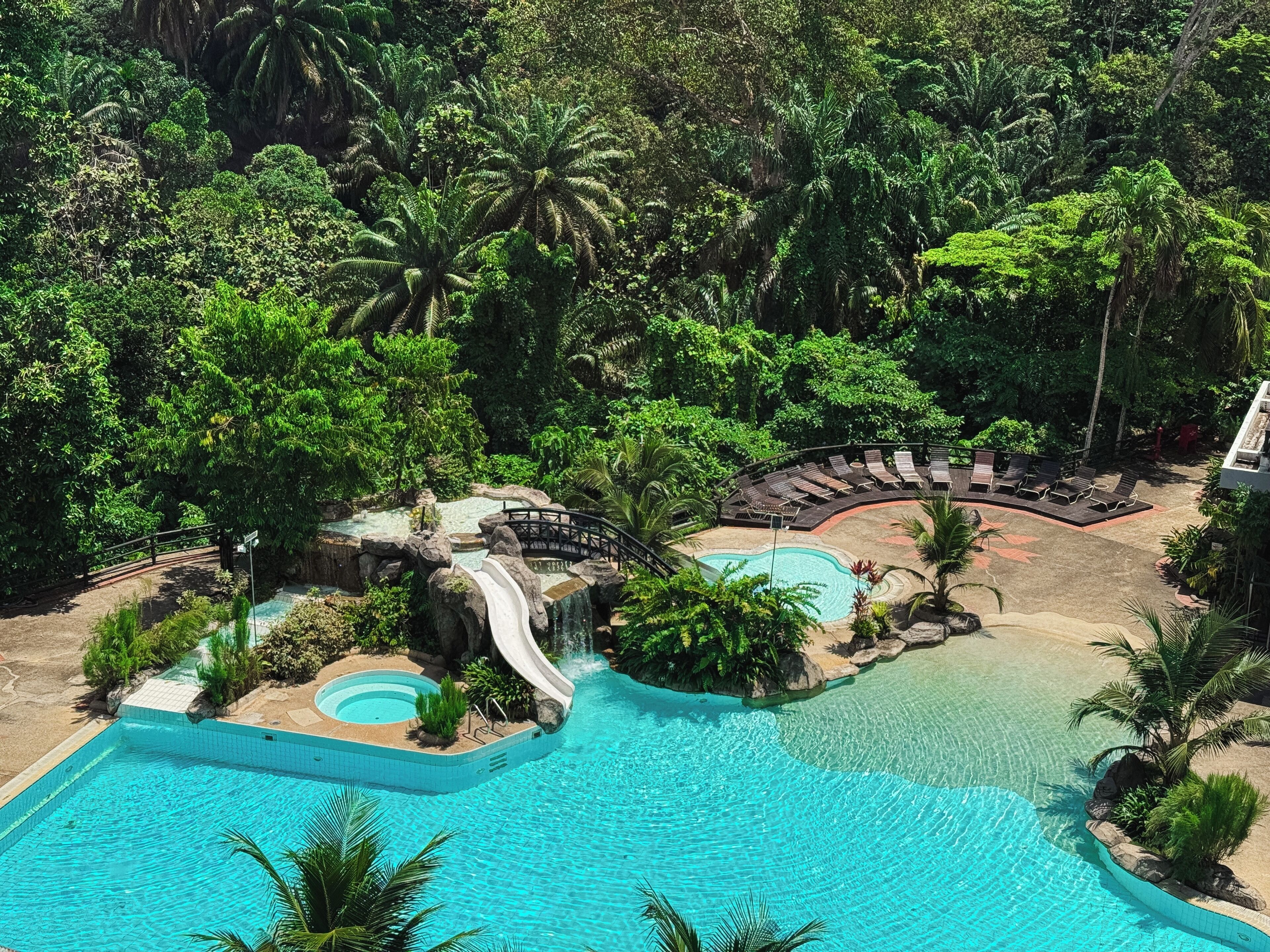 Kolam renang outdoor, dengan kursi berjemur