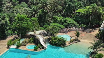 Kolam renang outdoor, dengan kursi berjemur