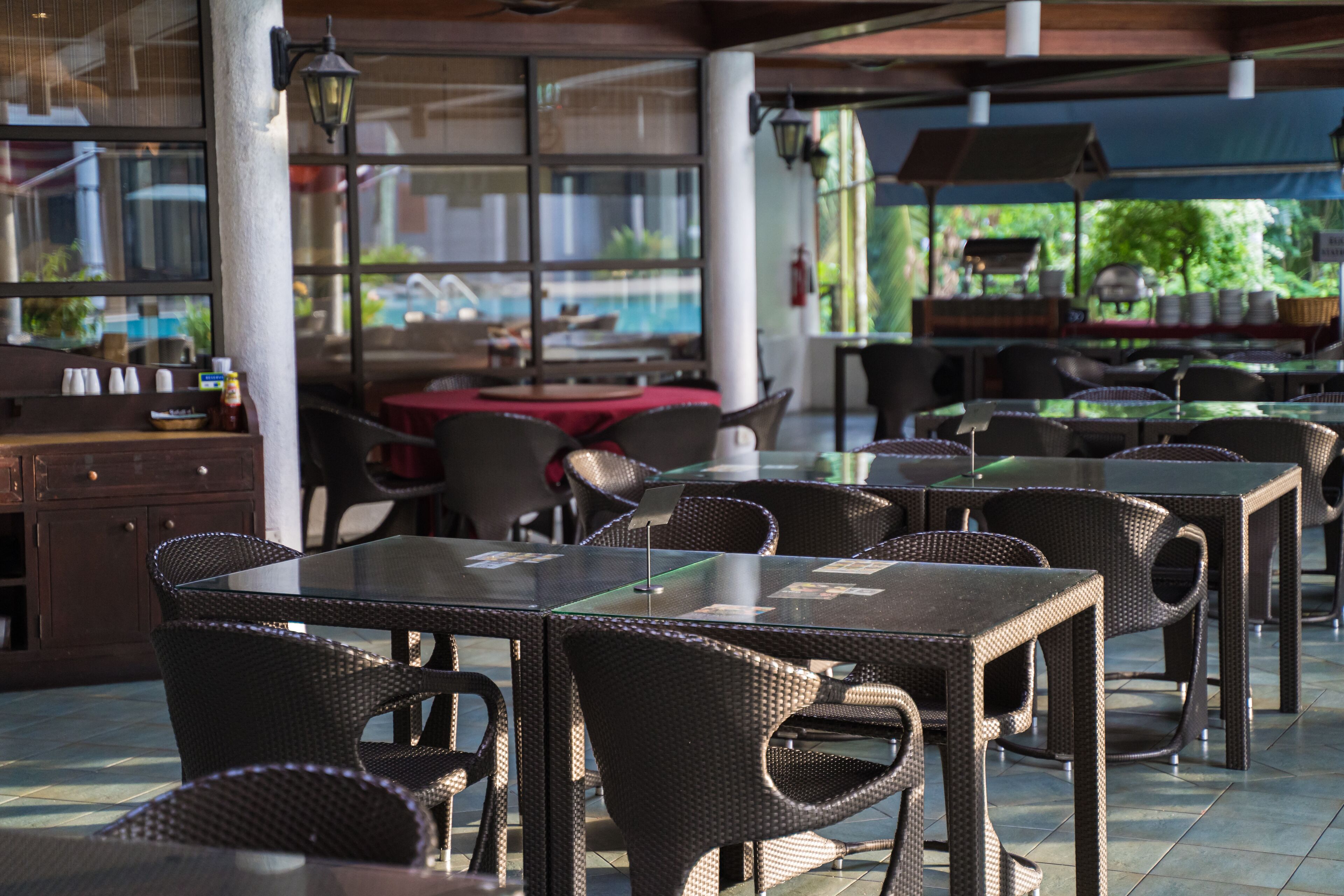 3 restaurants, breakfast served