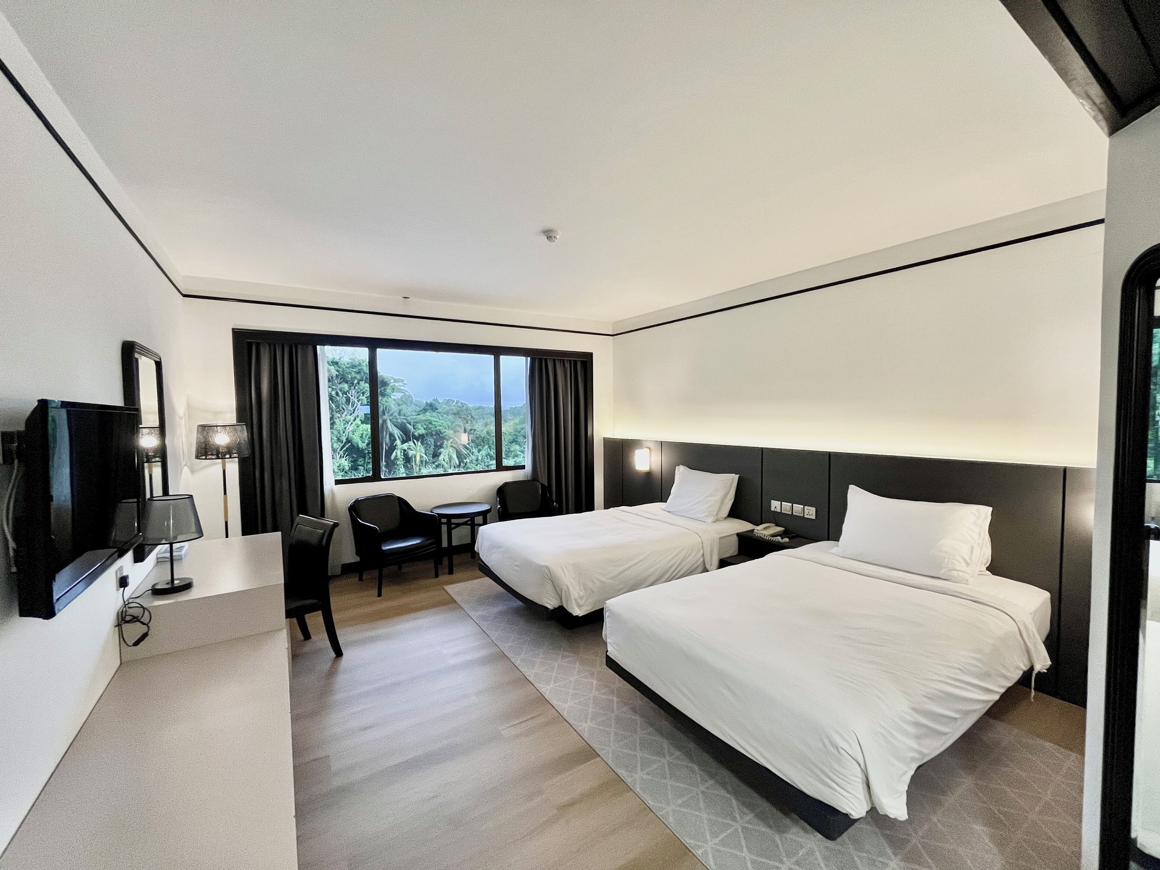 Superior Twin Room | Minibar, in-room safe, desk, blackout drapes