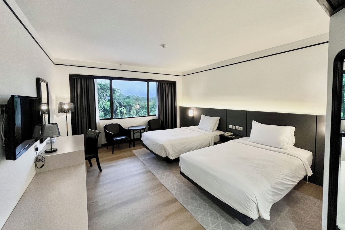 Superior Twin Room | Bar mini, peti besi dalam bilik, meja, langsir/tirai gelap terus 