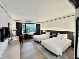 Minibar, caja de seguridad en la habitación y escritorio 