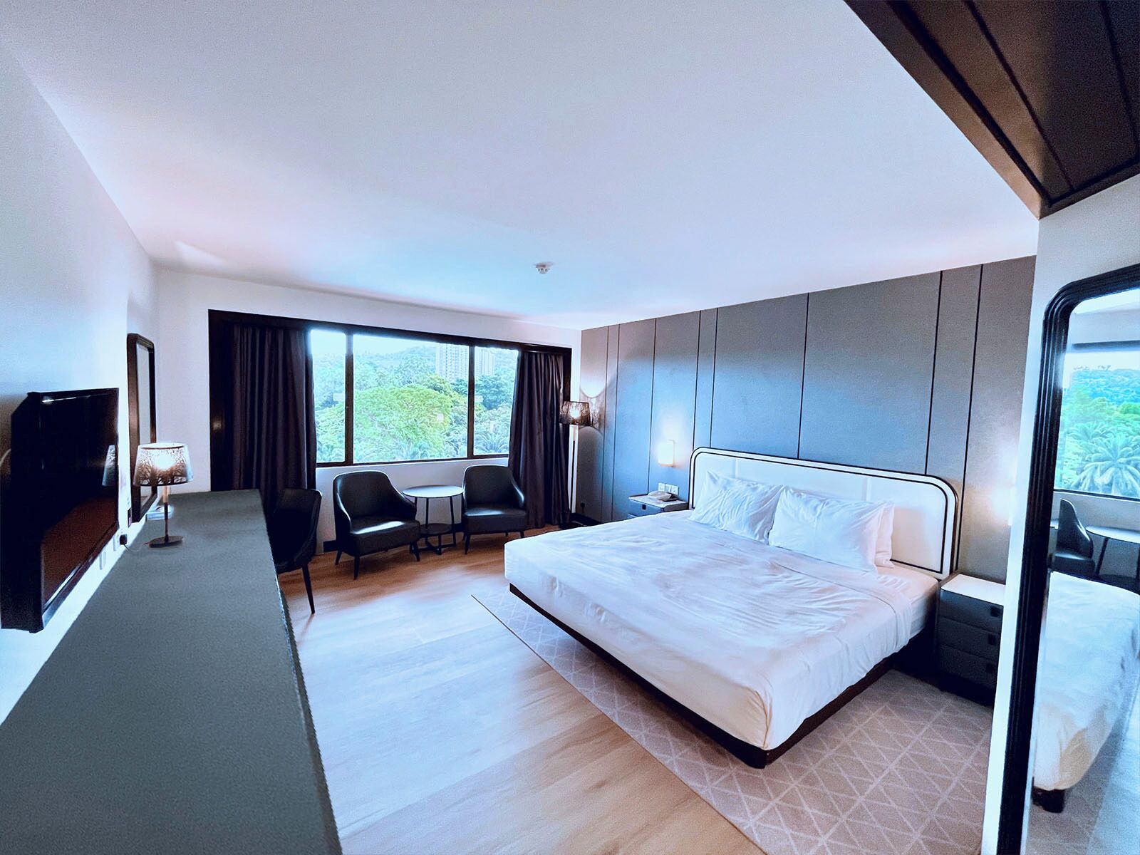 Habitación Deluxe (King) | Minibar, caja de seguridad en la habitación y escritorio 