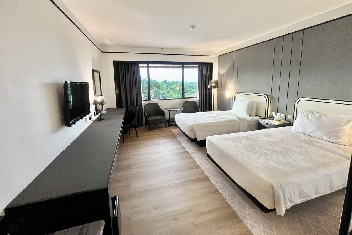 Deluxe Twin Room | Bar mini, peti besi dalam bilik, meja, langsir/tirai gelap terus 