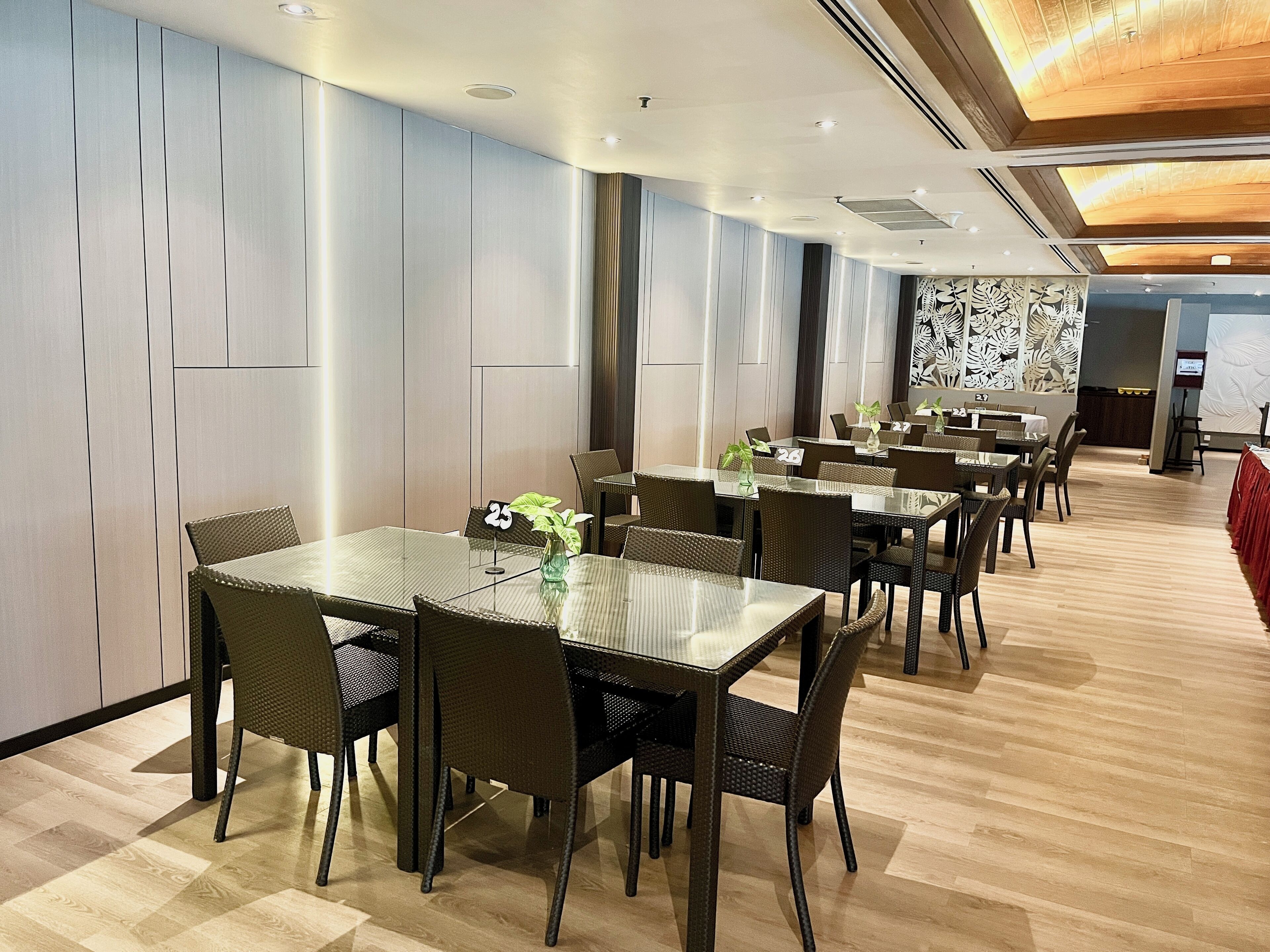 3 restaurants; breakfast, lunch and dinner served 