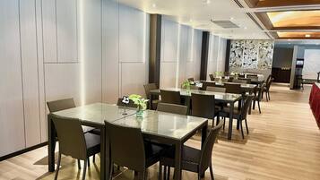3 restaurants; breakfast, lunch and dinner served