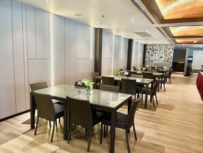 3 restaurantes; se sirven desayunos, comidas y cenas