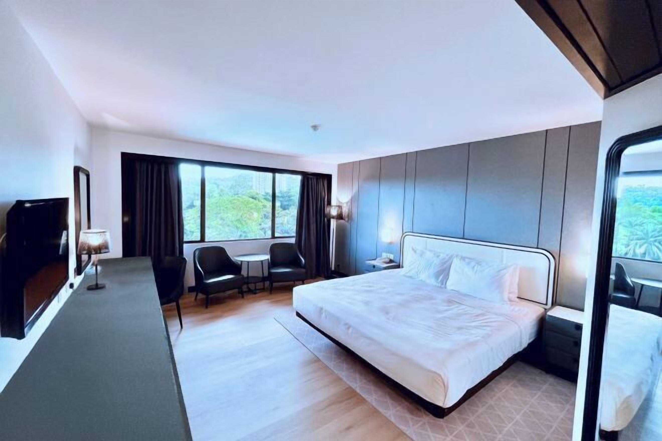 Minibar, caja fuerte, escritorio y cortinas opacas