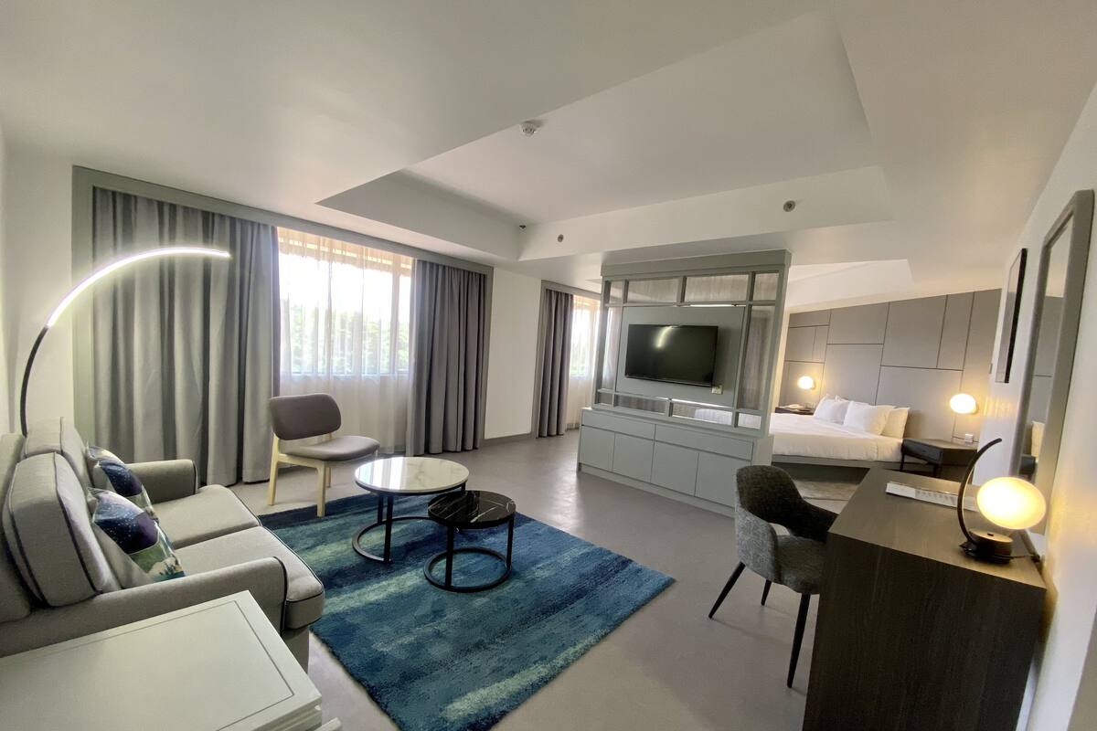 Executive Suite | Bar mini, peti besi dalam bilik, meja, langsir/tirai gelap terus 