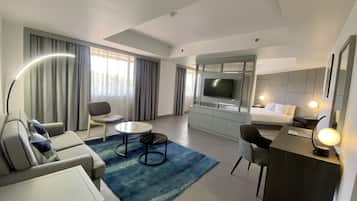 Suite ejecutiva | Minibar, caja fuerte, escritorio y cortinas opacas
